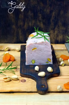 Szynka z indyka z szynkowara z morelami i pistacjami