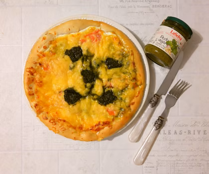 Pizza z łososiem i pesto