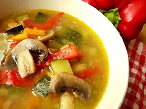 Zupa z cukinią i pieczarkami