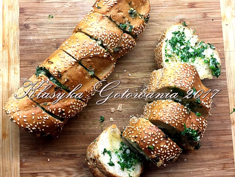Pieczona bagietka z masłem czosnkowym