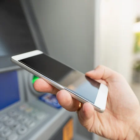 Płatny BLIK za wypłaty z bankomatów? Popularny bank wprowadza zmiany