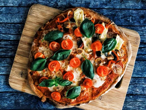 Domowa pizza pełnoziarnista i idealny sos pomidorowy