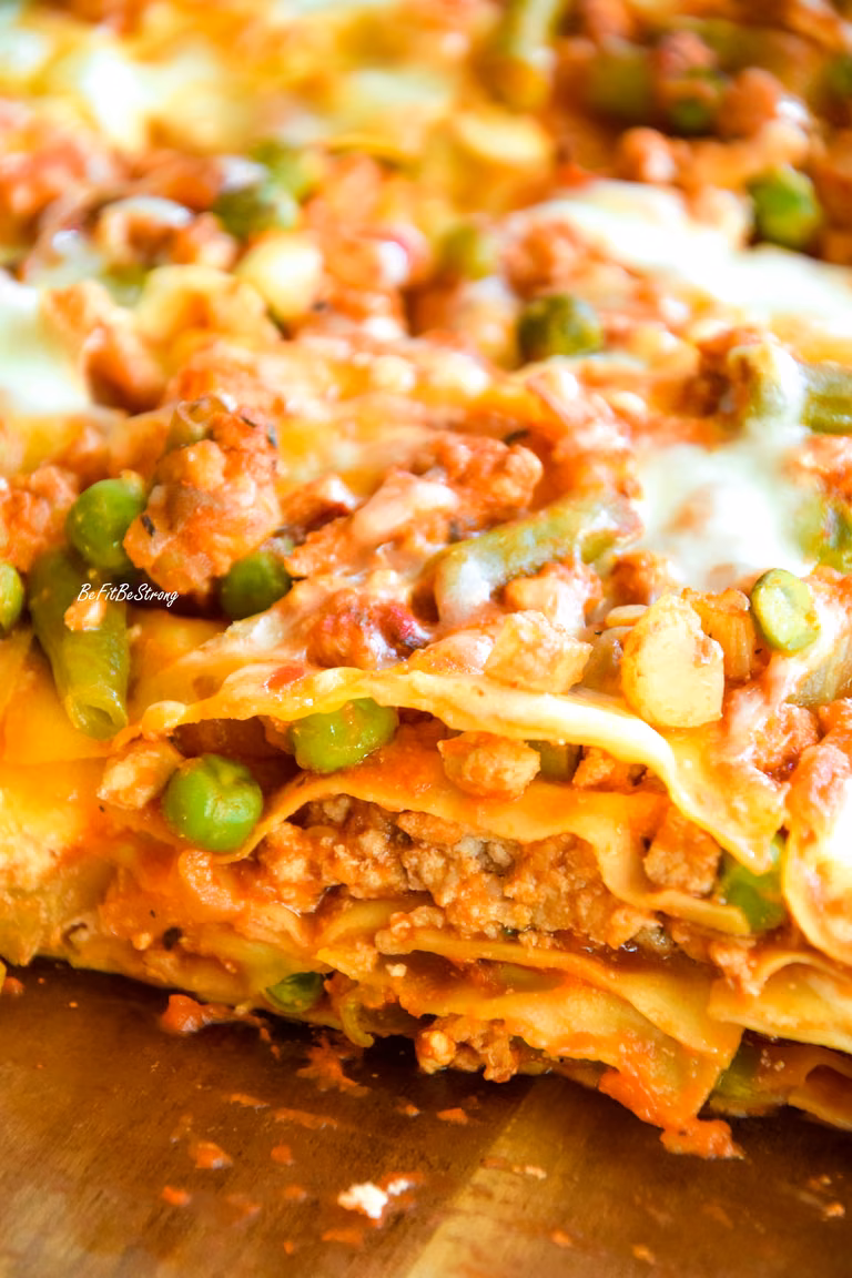 Mięsna lasagne z sosem pomidorowym, serami i warzywami
