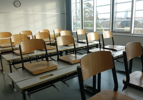 Tylko 4 dni nauki w szkołach? Lekcje od poniedziałku do czwartku dla uczniów miałyby swoje konsekwencje