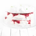 Idealny torcik bezowy z truskawkami i malinami