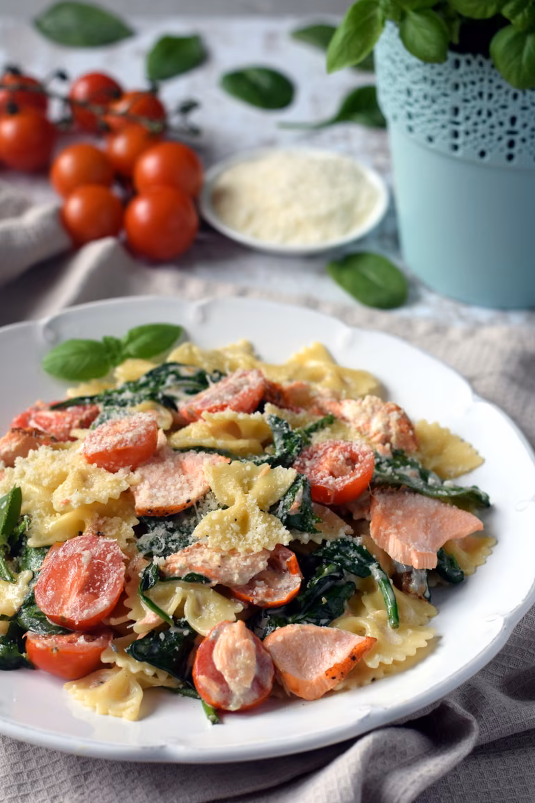 Kokardki z łososiem, szpinakiem i pomidorkami koktajlowymi w sosie gorgonzola