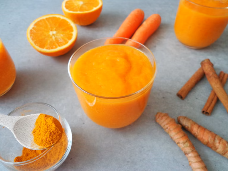 Koktajl detoks z mango, marchwi, kurkumy i cynamonu