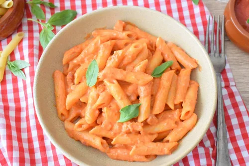 Sycylijska "Pasta del maresciallo" w kremowym sosie pomidorowym