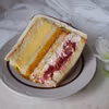 Tort mango z truskawkami i kokosem