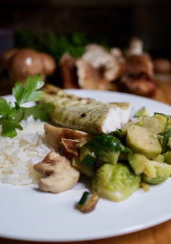 OKOŃ MORSKI (LABRAKS) Z BRUKSELKĄ Z GRZYBAMI SHIITAKE I PORTOBELLO