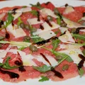 Carpaccio wołowe z oliwą truflową i rukolą