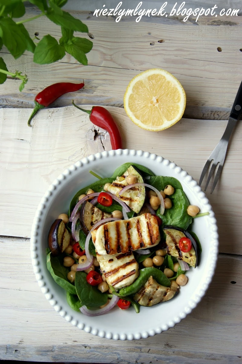 Sałatka chilli z grillowanymi warzywami i halloumi