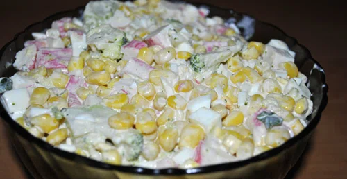 Sałatka krabowa z brokułem