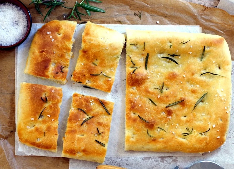 Focaccia z rozmarynem i solą morską