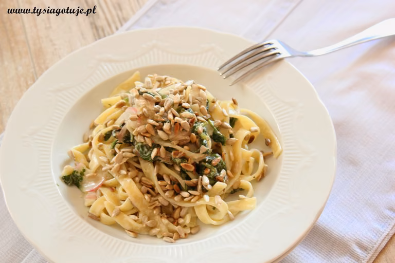 Tagiatelle ze szpinakiem i ziarnami słonecznika