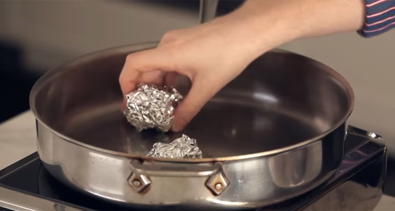 Jak ugotować danie na parze mając do dyspozycji tylko patelnię i folię aluminiową?
