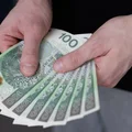 900 złotych do wypłaty w kwietniu! Pracodawca może wypłacić tym osobom nawet wyższy dodatek