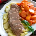 Polędwiczka wieprzowa z jabłkami i glazurowaną marchewką