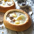 Żurek w chlebku z domową białą kiełbasą