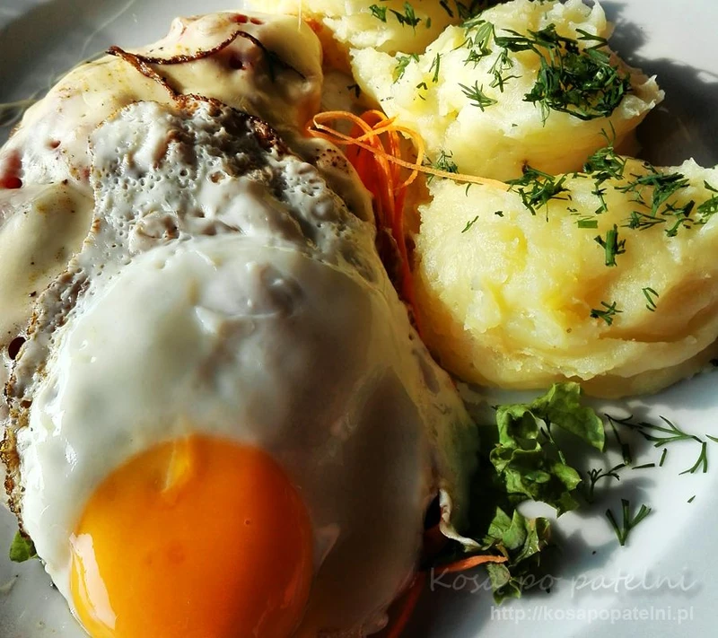 Kotlet schabowy z jajkiem i papryką
