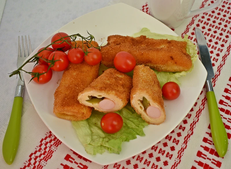 Krokiety z parówką, ogórkiem kiszonym i żółtym serem