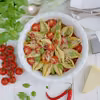 Muszle makaronowe z serami i pesto zapiekane na pomidorach. Pyszne!