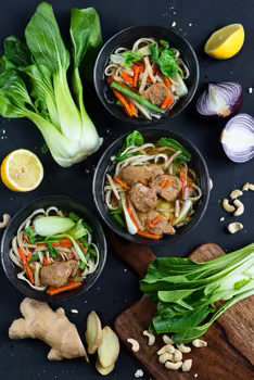 Zupa w stylu azjatyckim z makaronem chow mein, pak choi i wieprzowiną