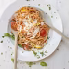 SPAGHETTI Z POMIDORKAMI, KABACZKIEM I PARMEZANEM