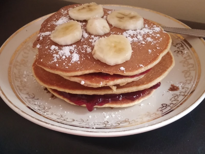 Pancakes z bananami i dżemem