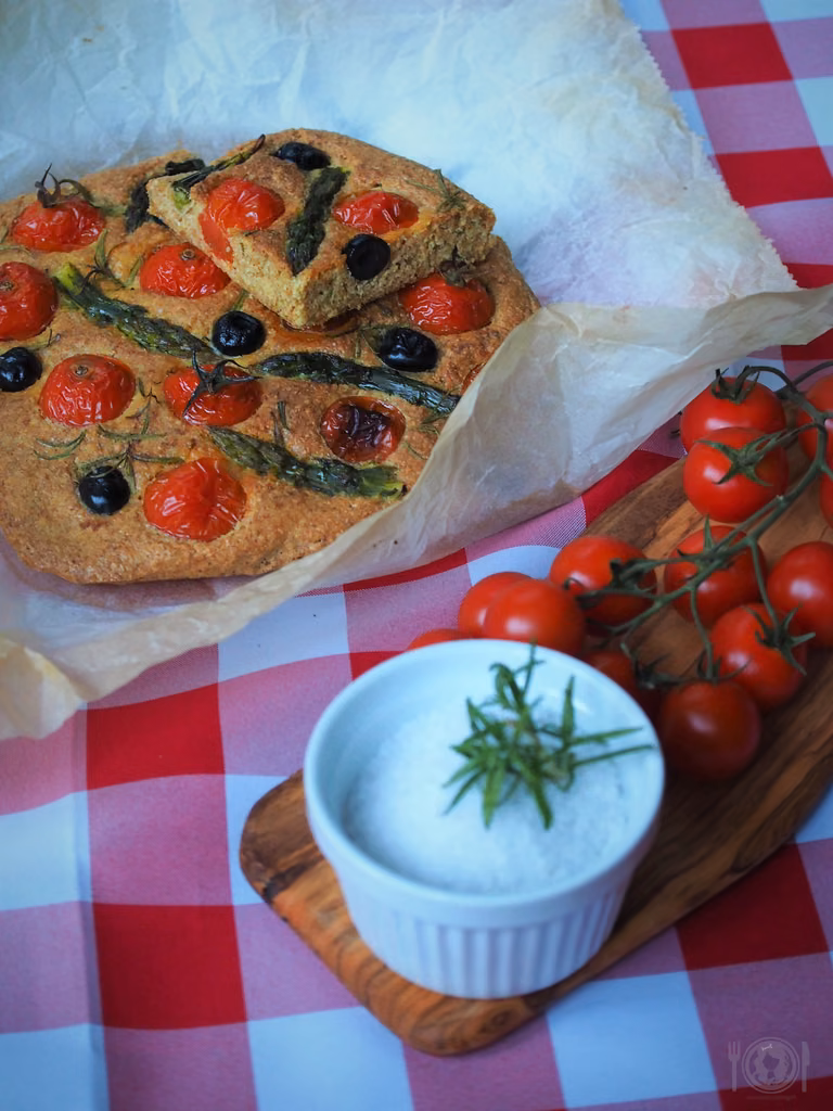 Keto focaccia ze szparagami i pomidorami (Paleo, LowCarb)