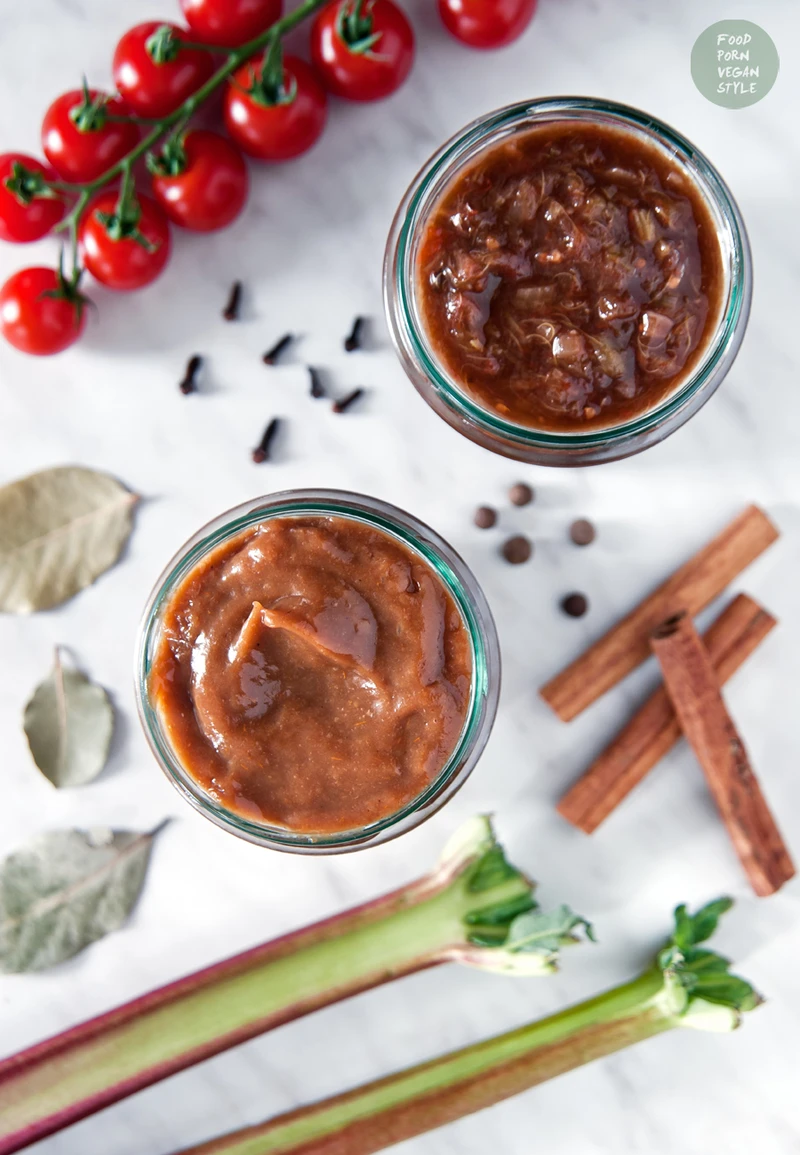 Korzenny ketchup i chutney z rabarbarem