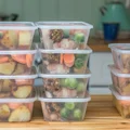 6 produktów, które NIGDY nie powinny znaleźć się w plastikowych opakowaniach