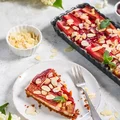 Wegańska tarta z budyniem i karmelizowanym rabarbarem