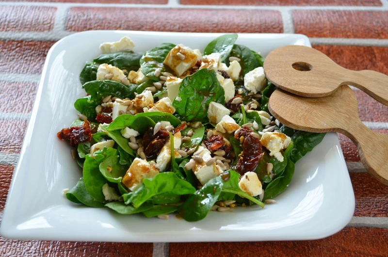 Sałatka-  szpinak, feta, suszone pomidory