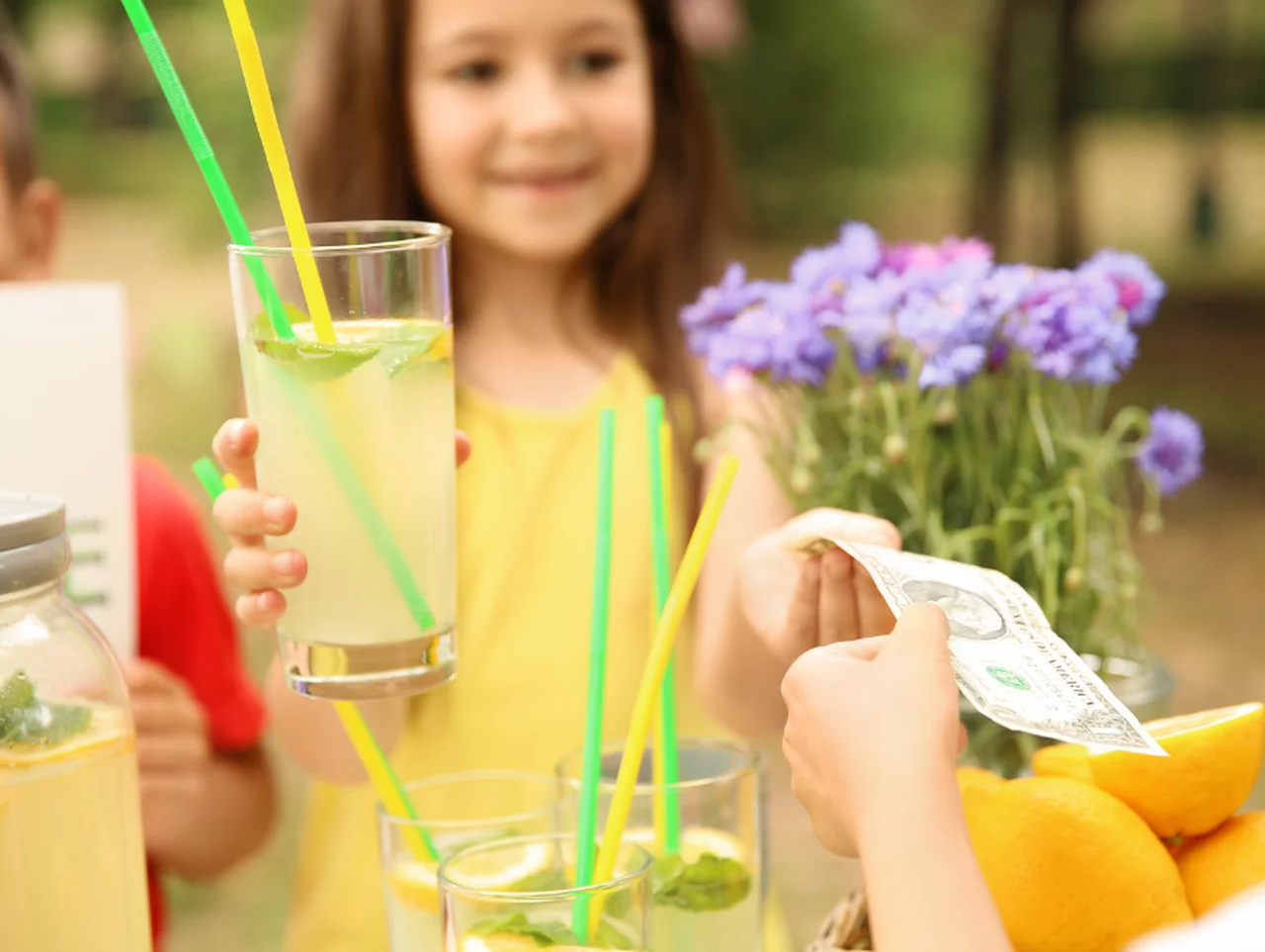 Skargi mieszkańców na dzieci sprzedające lemoniadę! Stanowisko sanepidu zaskakuje!