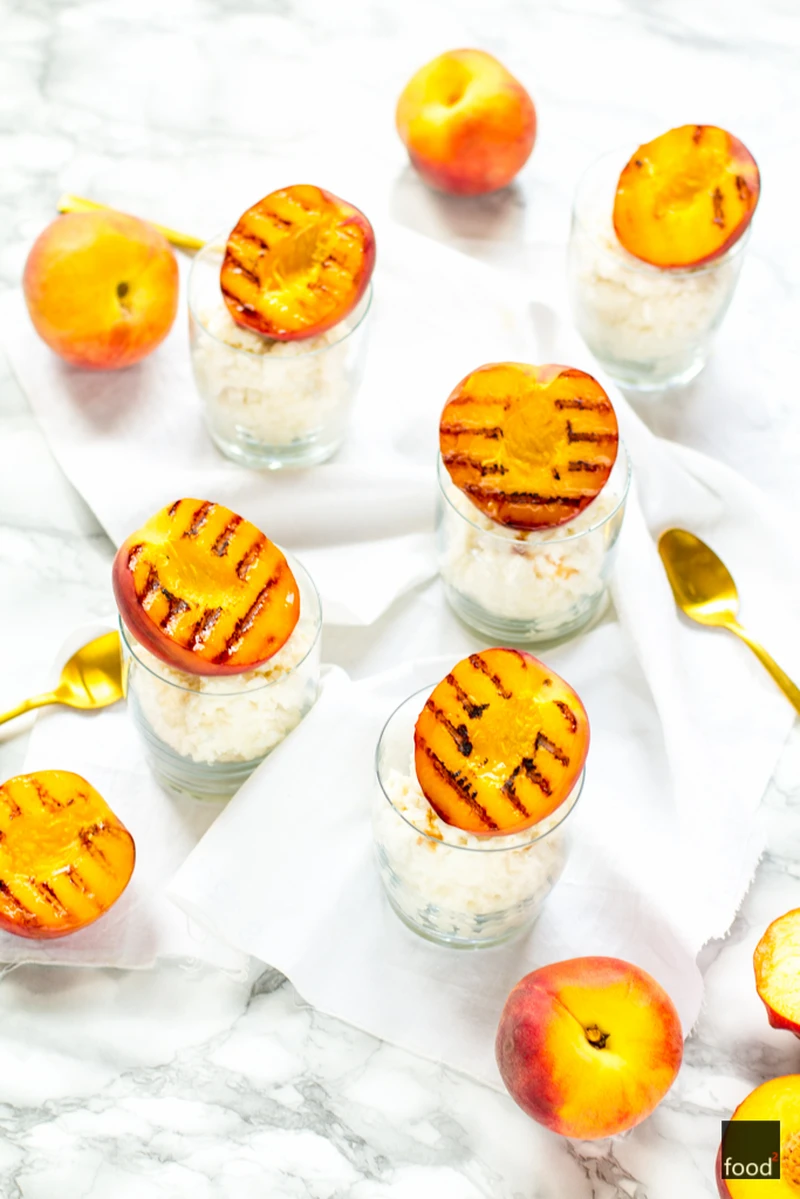 Pudding ryżowy z kardamonem i grillowanymi brzoskwiniami
