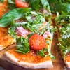 Domowa lekka pizza z rukolą i prosciutto