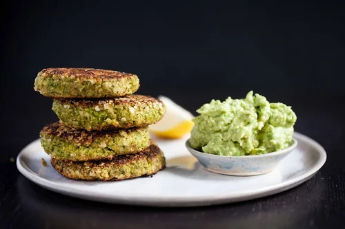 Kotlety z brokuła i ciecierzycy z guacamole