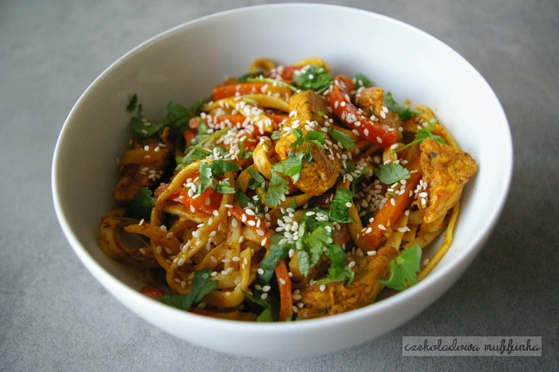 Makaron chow mein z kurczakiem i warzywami
