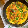 Omlet z brokułami i kozim serem