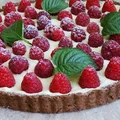 Tarta z malinami i kremem z białej czekolady