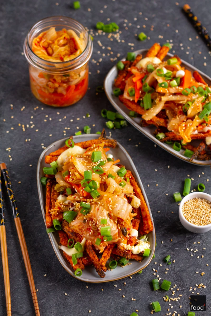 K-fries – frytki z batatów po koreańsku z kimchi i sosem serowym - food²
