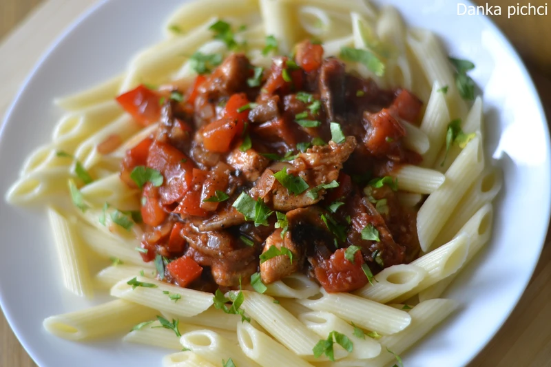 Penne z kurczakiem w sosie pomidorowym