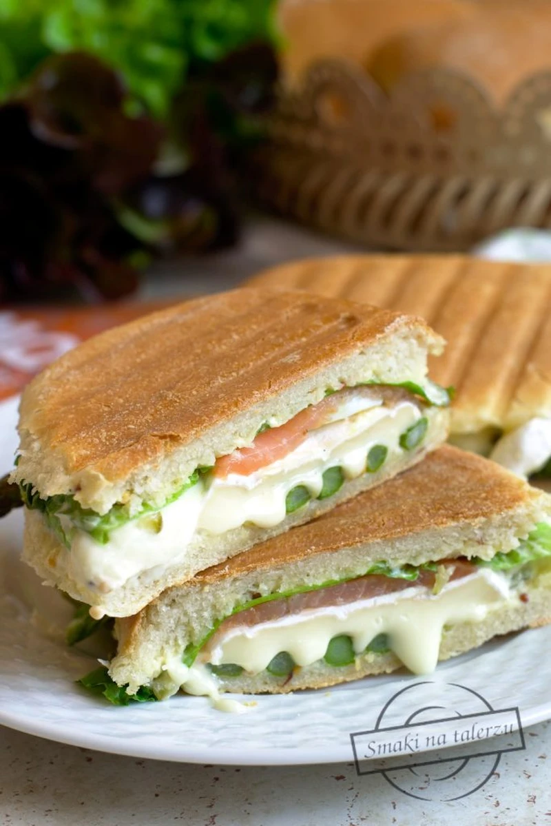Panini ze szparagami, łososiem i camembertem