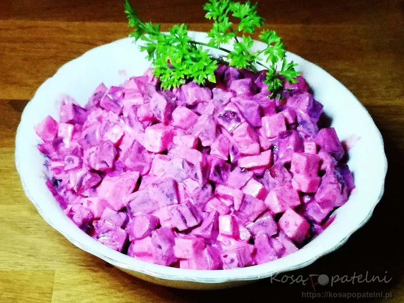 Sałatka z gotowanych buraków z jabłkiem i chrzanem