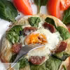 Mini pizza z jajkiem i szpinakiem