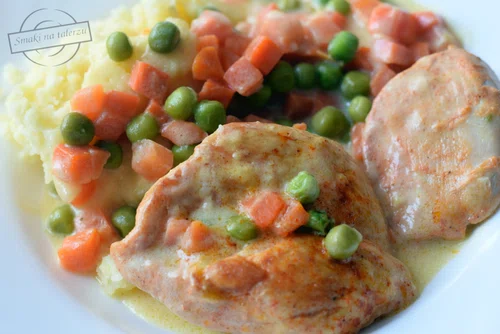 Piersi kurczaka z marchewką i groszkiem - szybki obiad