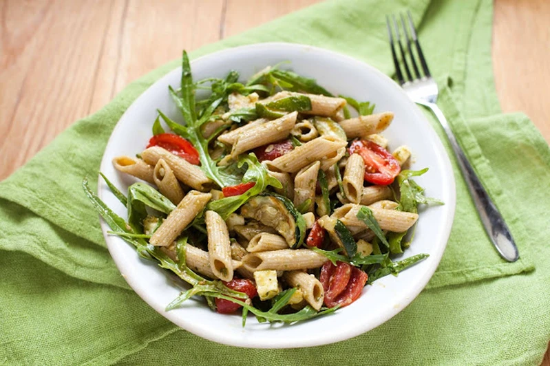 Sałatka makaronowa z cukinią, pomidorami i mozzarellą w pesto