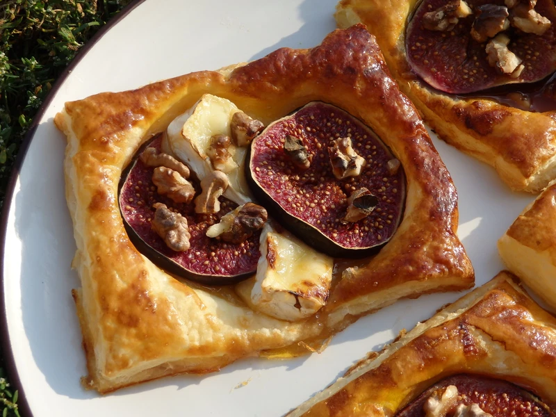 Figi z miodem i orzechami zapiekane na cieście francuskim
