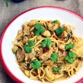 Noodle z kurczakiem i cukinią w sosie curry